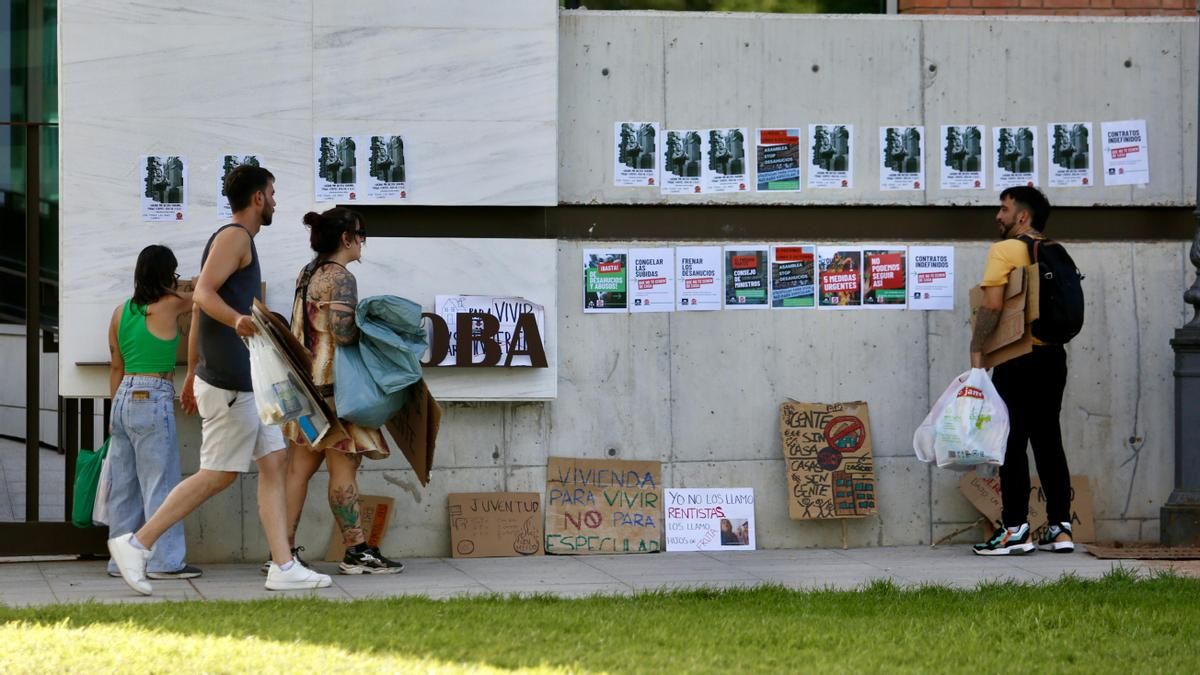 Los manifestantes recogen su acampada tras el desahucio de Maricarmen y llaman a movilizarse este domingo