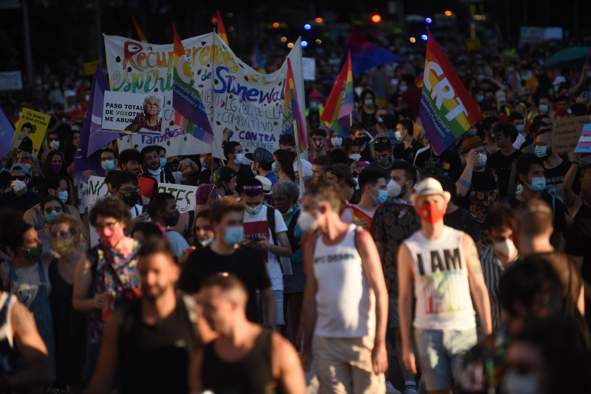 El coronavirus no merma la asistencia y añade mascarillas al paisaje de banderas habitual. / Fernando Sánchez