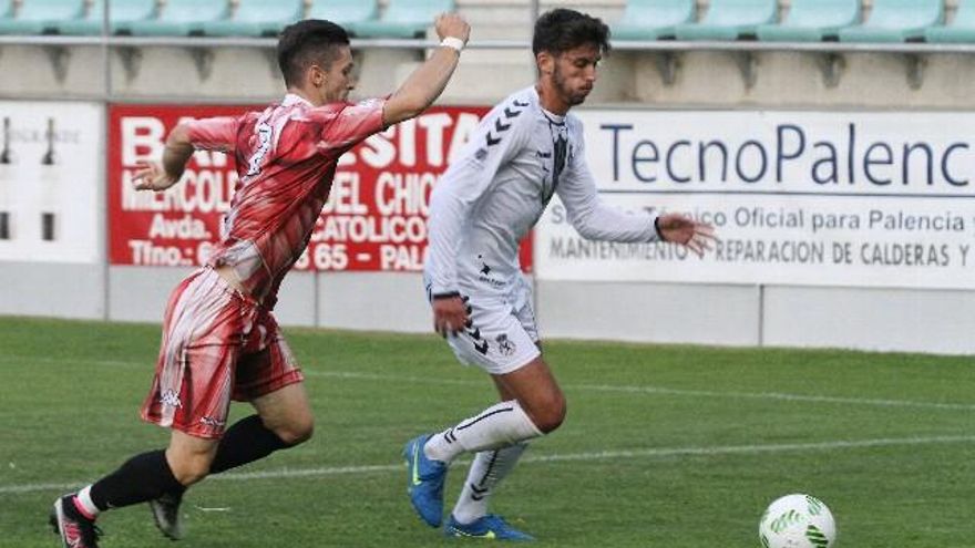 Brágimo / ICAL Los equipos del Club Deportivo Palencia y de la Cultural Leonesa disputan un partido amistoso en el estadio de la Balastera de Palencia