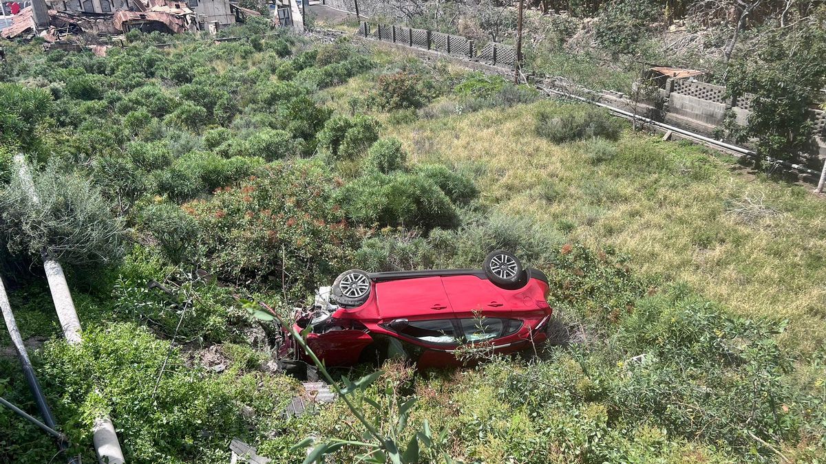 Caída de un vehículo al cauce del barranco Tenisca