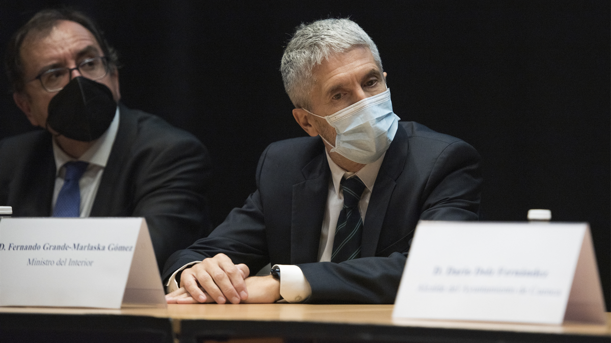 El secretario general de Instituciones Penitenciarias, Ángel Luis Ortiz (i), y el ministro del Interior, Fernando Grande-Marlaska, en un acto con directores de centros penitenciarios en Cuenca