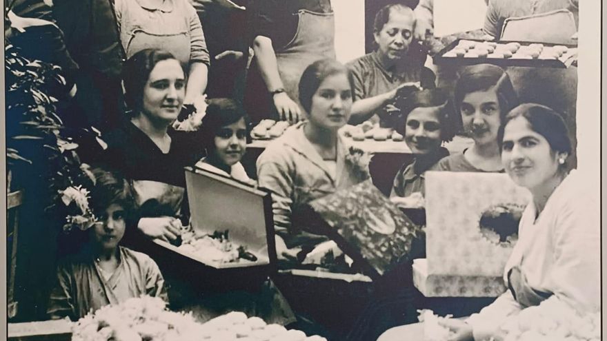 Mujeres presentando mantecados, 1905