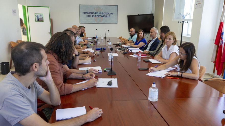 Archivo - El consejero de Educación, Sergio Silva, se reúne con la Junta de Personal Docente. Imagen de archivo