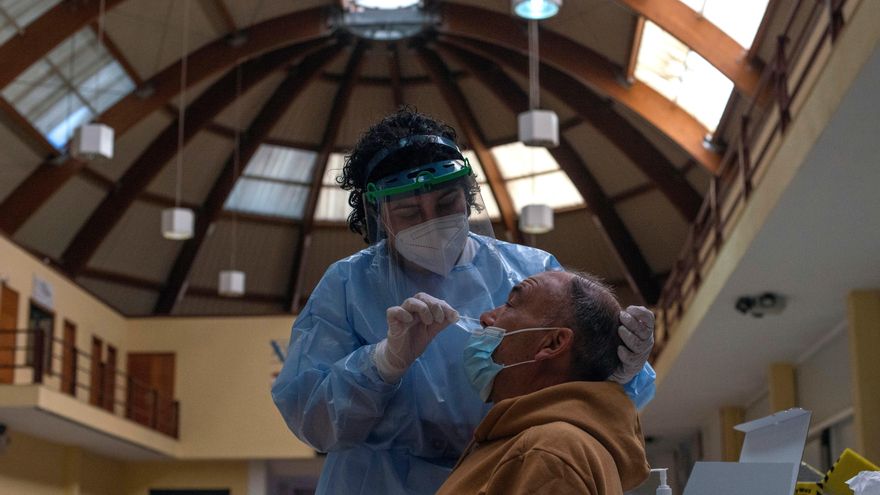 Una trabajadora sanitaria realiza una prueba PCR. EFE/Brais Lorenzo/Archivo