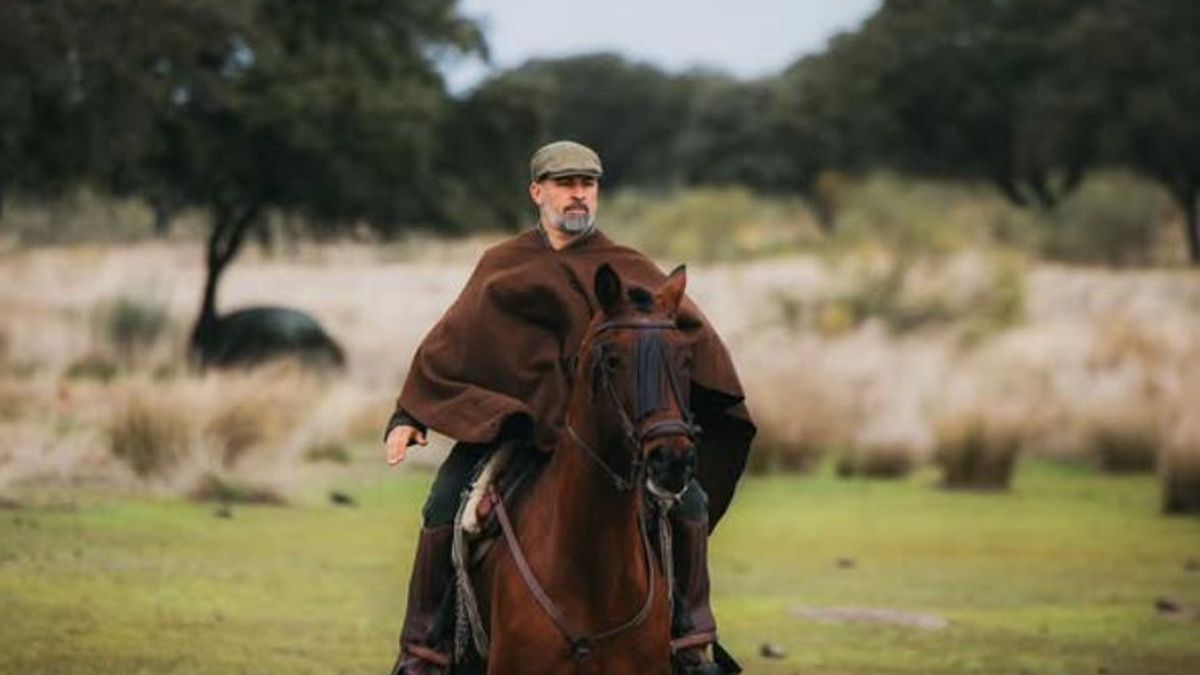 "Nocurro Jiménez" cabalga por Extremadura: Abascal se entrega al cosplay (otra vez)