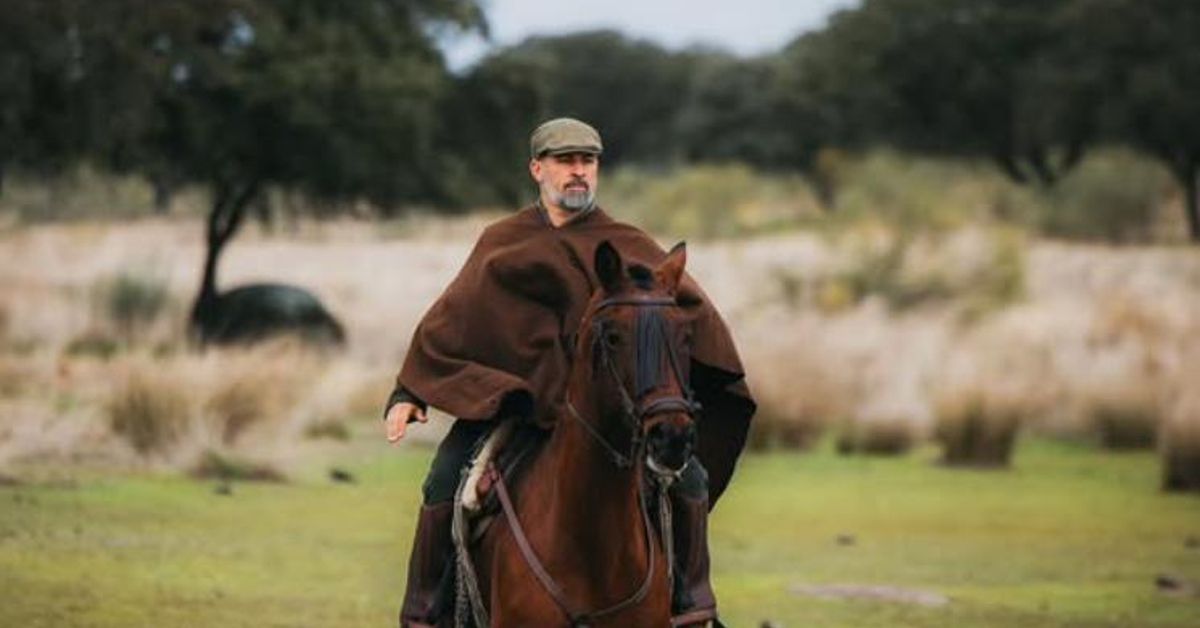 Nocurro Jiménez cabalga por Extremadura: Abascal se entrega al cosplay (otra vez)