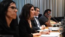 En el centro,el rector de la Universidad de Murcia, José Luján, durante el claustro extraordinario