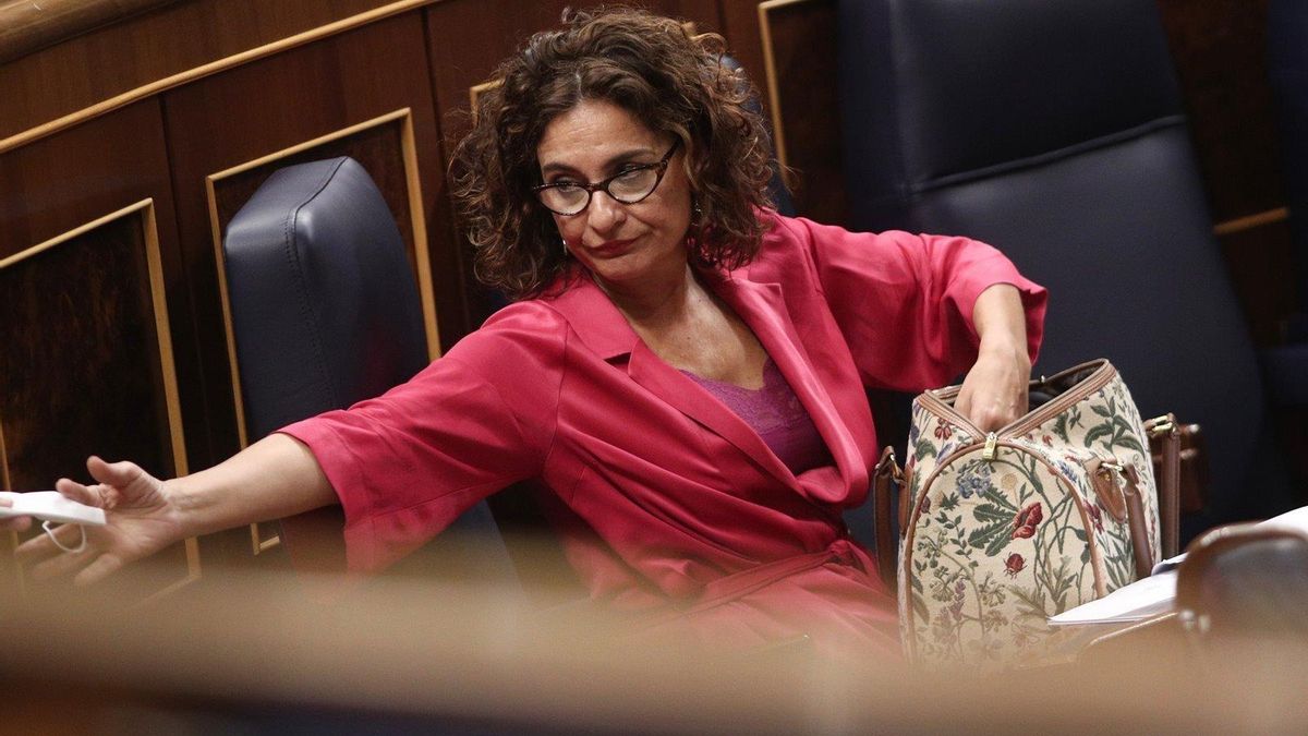 La ministra de Hacienda, María Jesús Montero, en el Pleno del Congreso