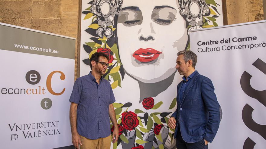 El profesor Raúl Abeledo, acompañado por el director del Museu del Carme José Luis Pérez Pont, este viernes en la presentación del informe.