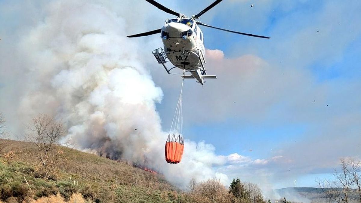 Imagen de las labores de extinción del incendio en el municipio de Igueña.