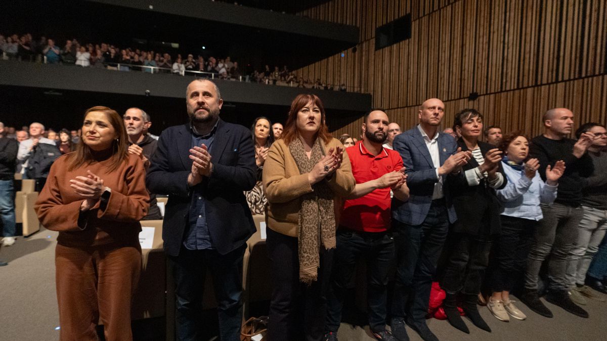 Las autoridades, en pie, aplaudiendo