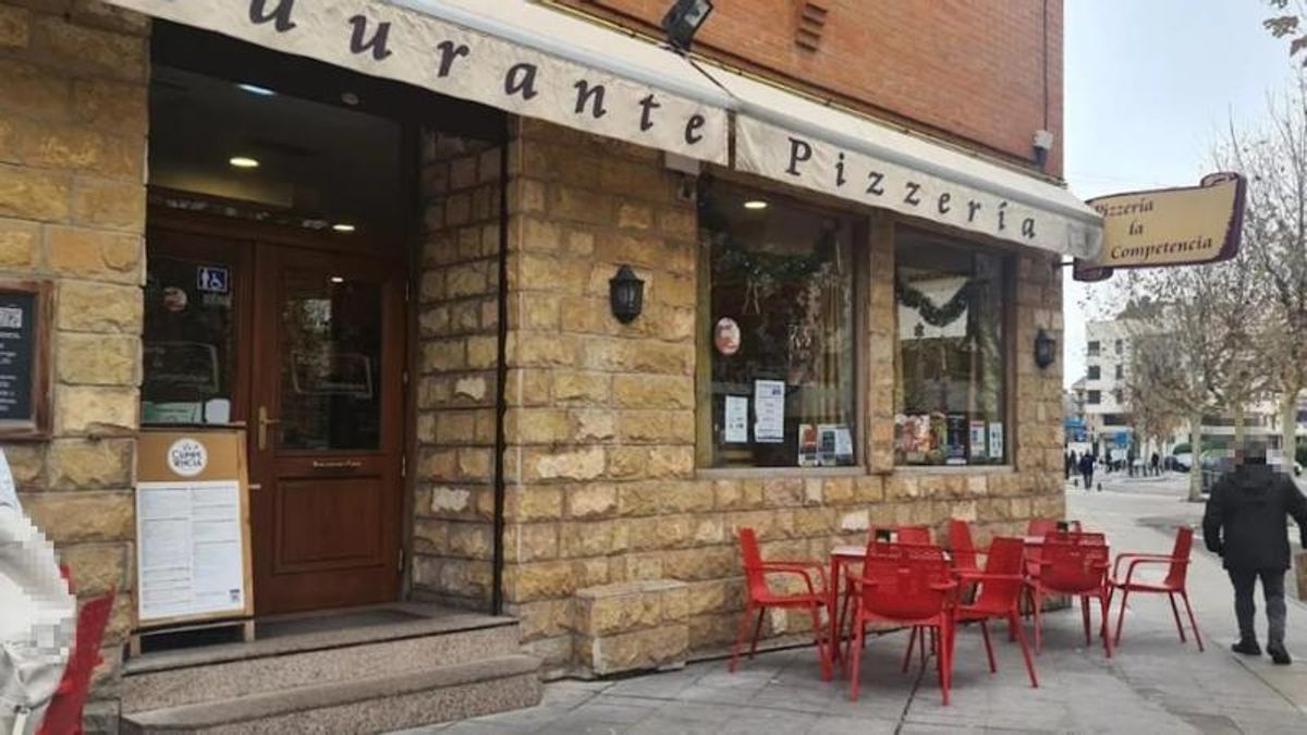 Dos personas intoxicadas por el gas de un extintor en la cocina de la pizzería La Competencia, en Eras de Renueva