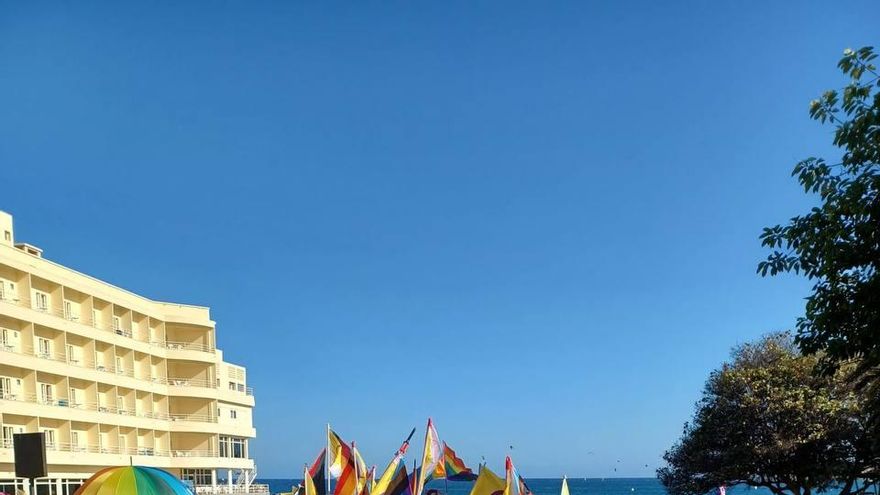 Cientos de personas se manifiestan en el Día del Orgullo LGBTIQA+ en El Médano bajo el lema “Nuestro orgullo, nuestra lucha: juntes y visibles”