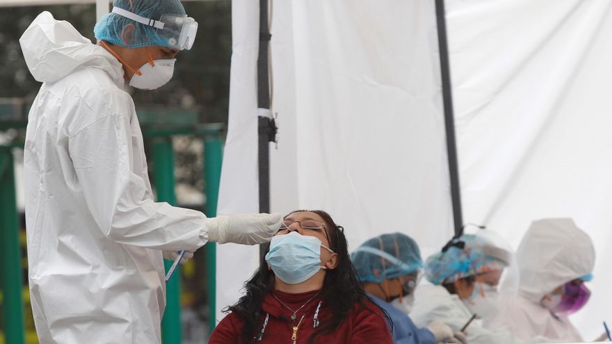 Una mujer se realiza una prueba para detectar covid-19, el 24 de enero de 2022 en el Hospital General doctor Carlos Mac Gregor, de Ciudad de México (México). EFE/Isaac Esquivel