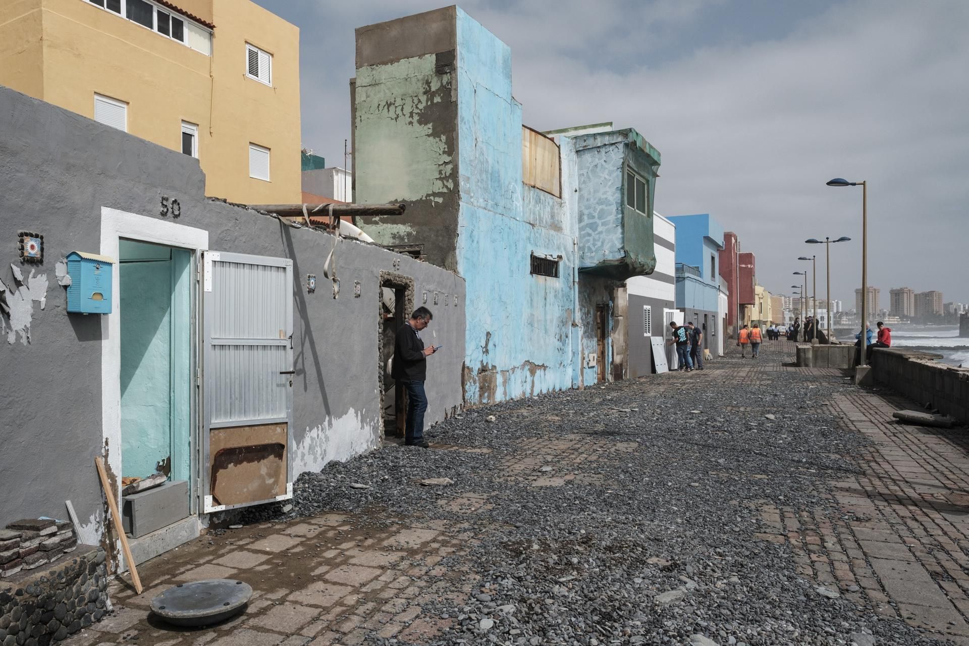Vecinos, limpiando los desperfectos del mar en el barrio marinero de San Cristóbal.