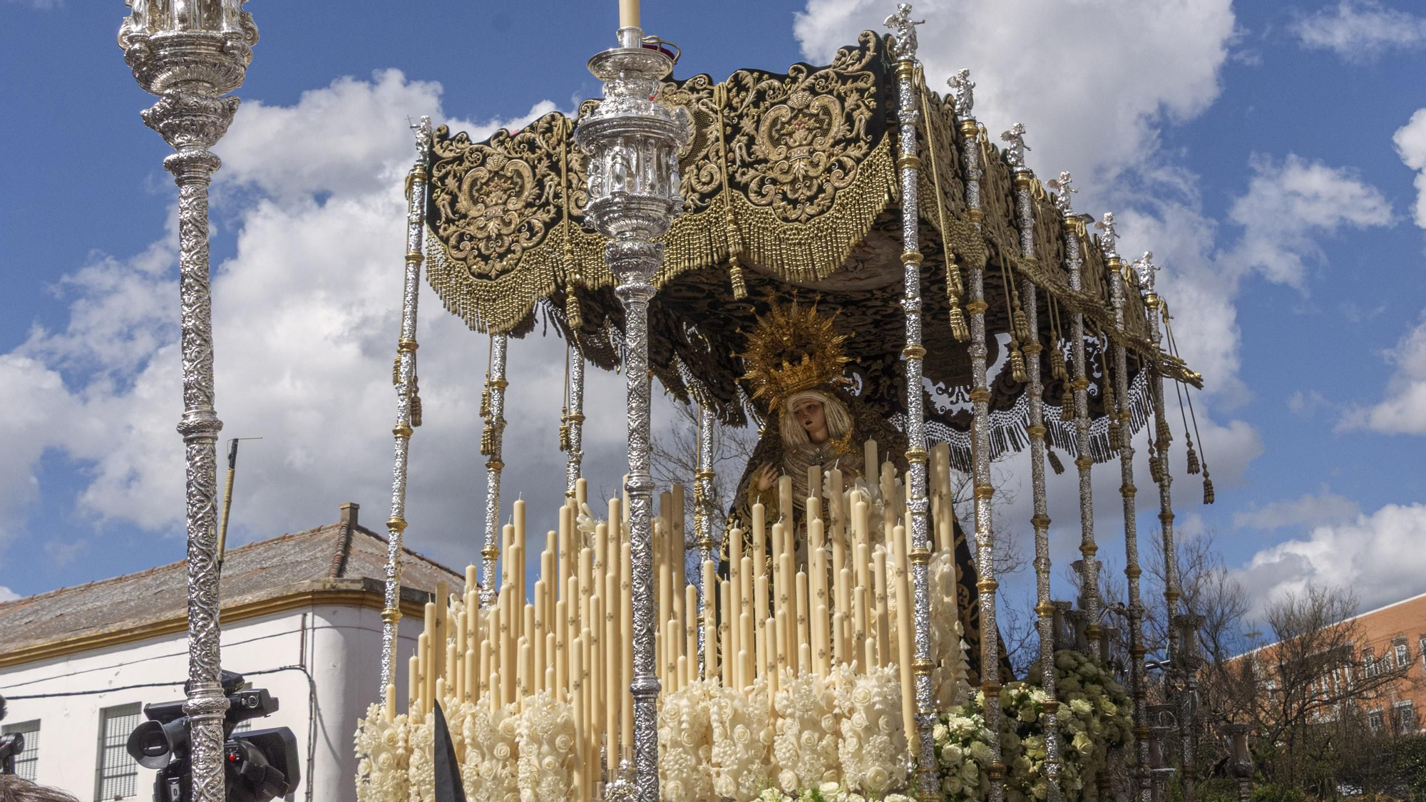 La Virgen de la Esperanza, el palio que alegra el Sábado Santo
