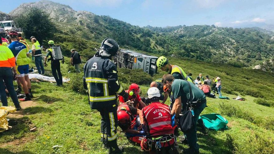 Un autobús lleno de turistas vuelca en la subida a los Lagos de Covadonga dejando 6 heridos graves y 37 leves