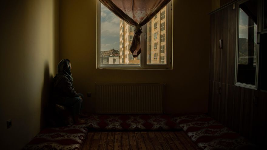 Detenciones, discriminación sistemática y matrimonios forzados: la "asfixiante represión" talibán a las mujeres