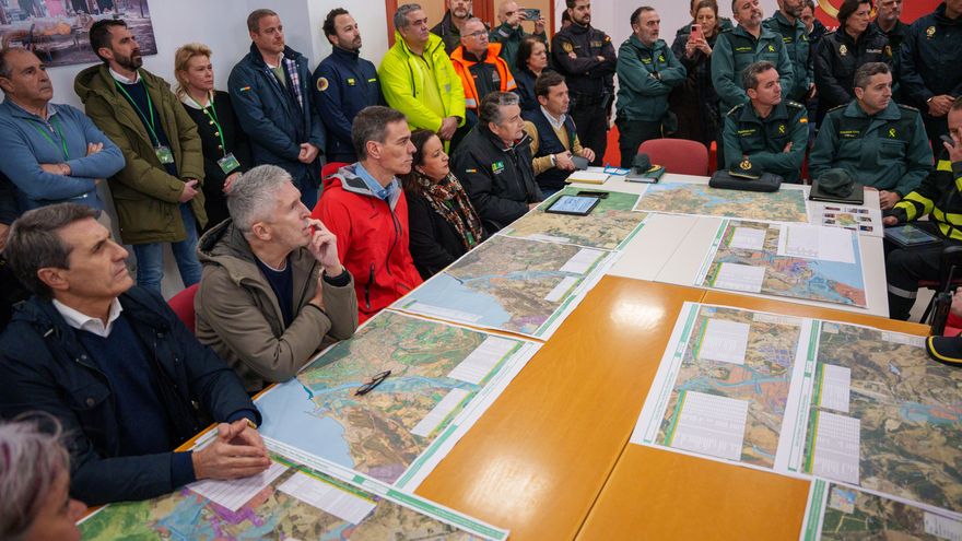 El presidente del Gobierno, Pedro Sánchez, durante su visita al puesto de mando avanzado por el temporal situado en la localidad gaditana de San Roque.