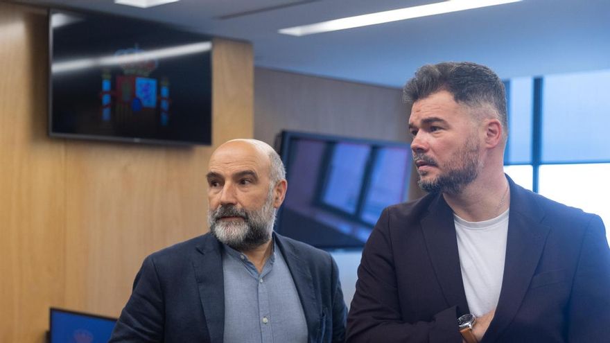 Los portavoces del BNG y de ERC en el Congreso, Néstor Rego y Gabriel Rufián.