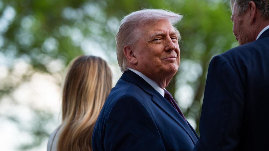 El presidente estadounidense Donald Trump conversa con el rey Guillermo Alejandro de los Países Bajos durante una ceremonia frente a la Casa Blanca en Washington.