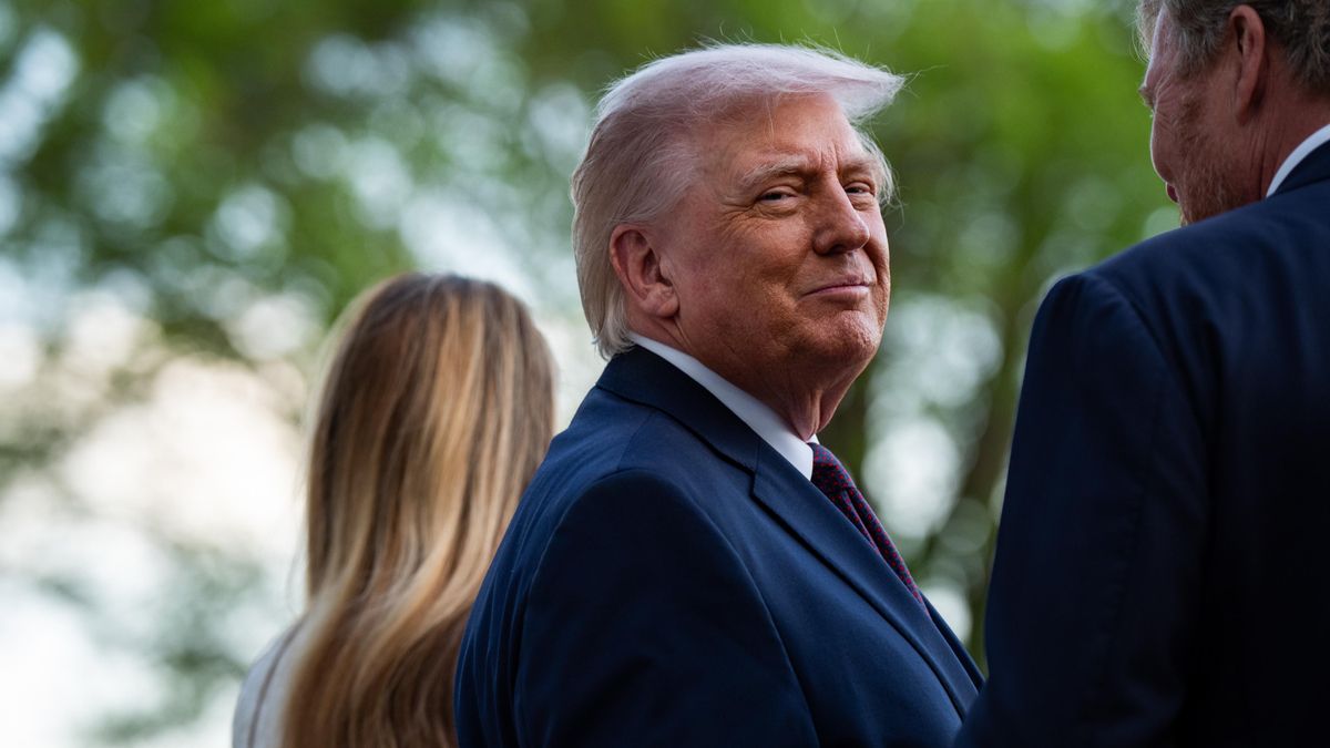 El presidente estadounidense Donald Trump conversa con el rey Guillermo Alejandro de los Países Bajos durante una ceremonia frente a la Casa Blanca en Washington.