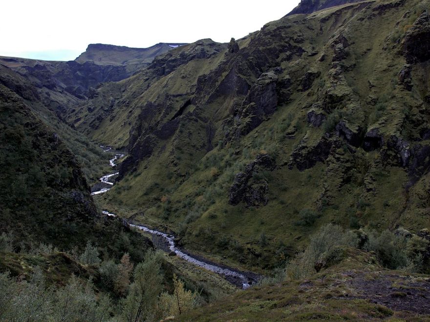 Ascendiendo hasta el Paso Fimmvörðuháls.