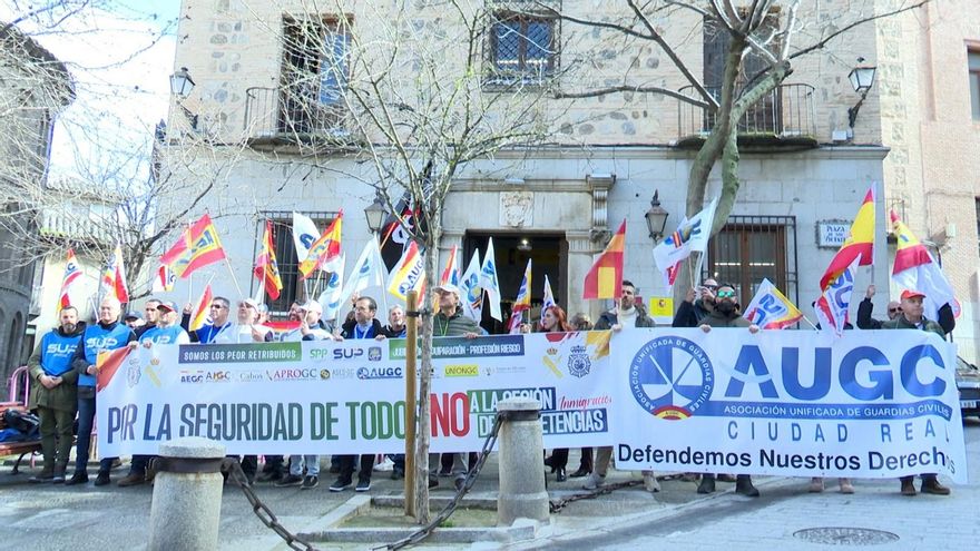 Concentración de agentes de la Policía Nacional y la Guardia Civil frente a la Delegación del Gobierno en Castilla-La Mancha.
