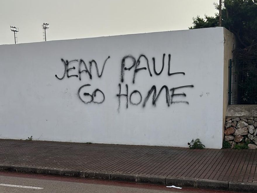 Desde hace algunas semanas, las calles de Ciutadella acusan inequívocamente un sentir: “Jean Paul go home”