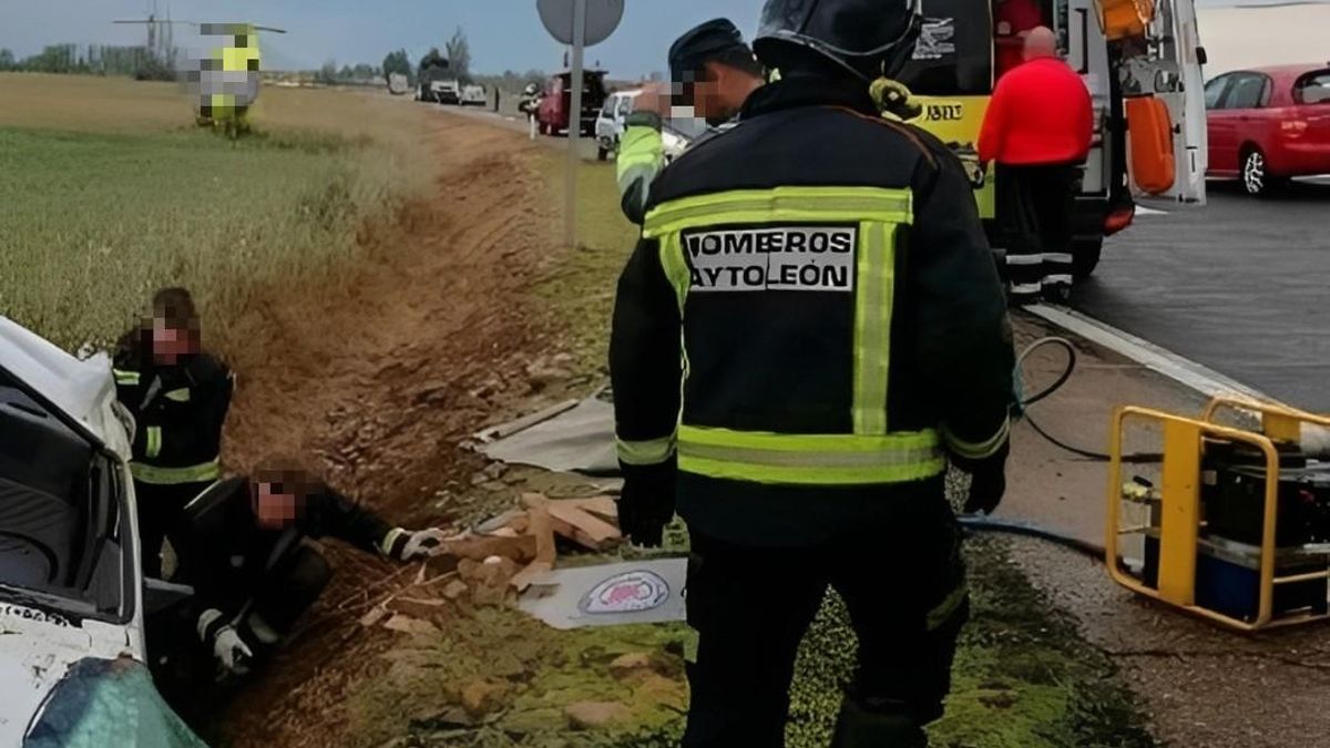 Una mujer hospitalizada tras colisionar un camión y un turismo en la carretera N-VI en Pozuelo del Páramo
