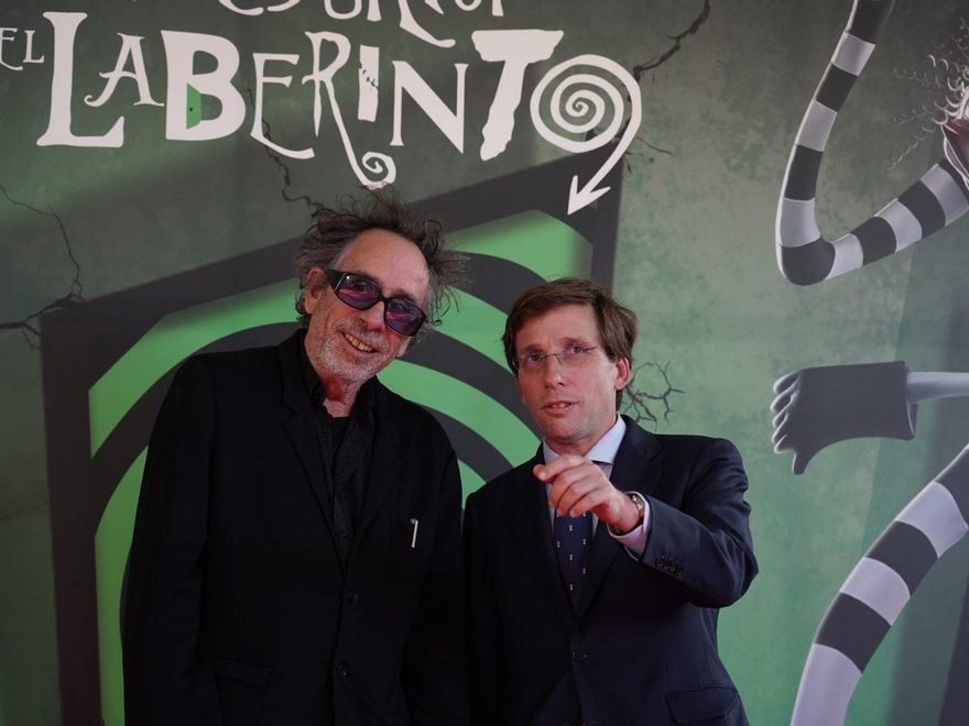 Almeida, junto al director Tim Burton en 2022 durante la presentación de una exposición inmersiva sobre sus películas