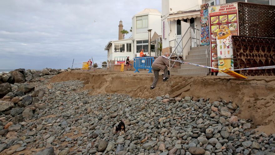 La subida de la marea en la playa de Maspalomas se llevó gran parte de la arena que sostenía un tramo de la pasarela de El Faro y alcanzó a los locales ubicados frente al arenal.