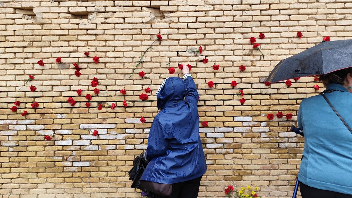 Los vecinos han colocado los claveles en el homenaje