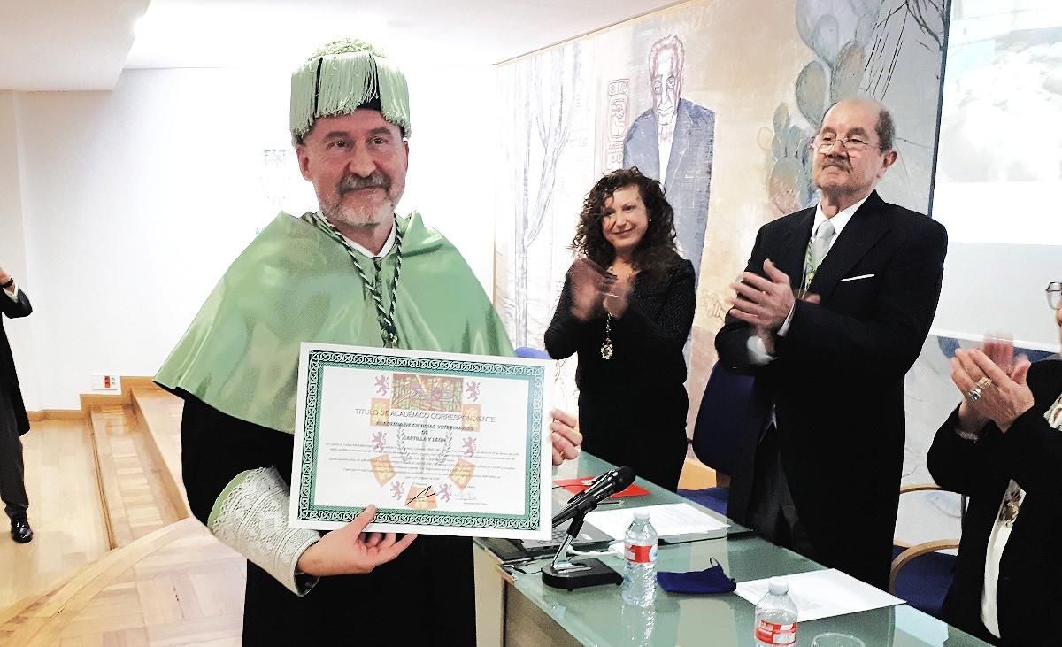 Carlos Piñeiro, recibiendo el homenaje de la Academia de Ciencias Veterinarias de Castilla y León.
