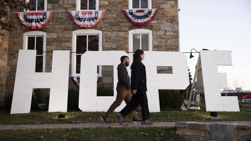 Una pareja de votantes camina en Hillsboro, Virginia.
