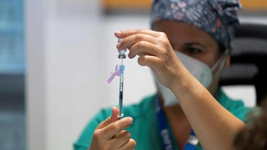 El Gobierno de Canarias anima a la población a completar su pauta vacunal ante el aumento de casos de COVID-19