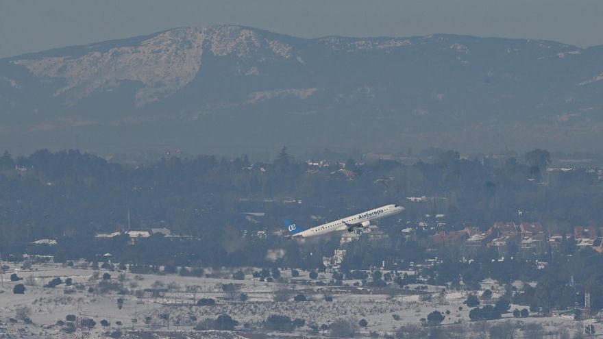 Un avión de Air Europa despega del aeropuerto de Barajas este jueves. EFE/Fernando Villar