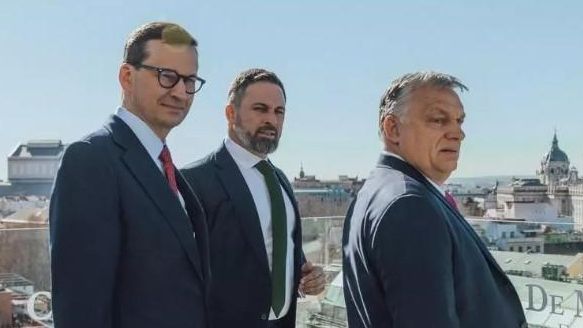 El primer ministro polaco, Mateusz Morawiecki, el presidente de Vox, Santiago Abascal y el primer ministro húngaro, Viktor Orbán, el 29 de enero de 2022 en Madrid. @visegrad24
