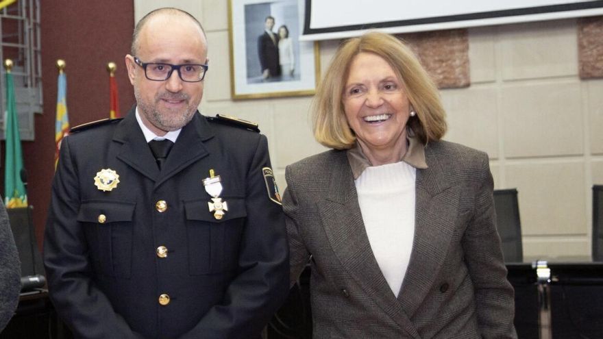 El inspector jefe Juan Antonio Segura y la alcaldesa de Bétera, Elia Verdevío. 