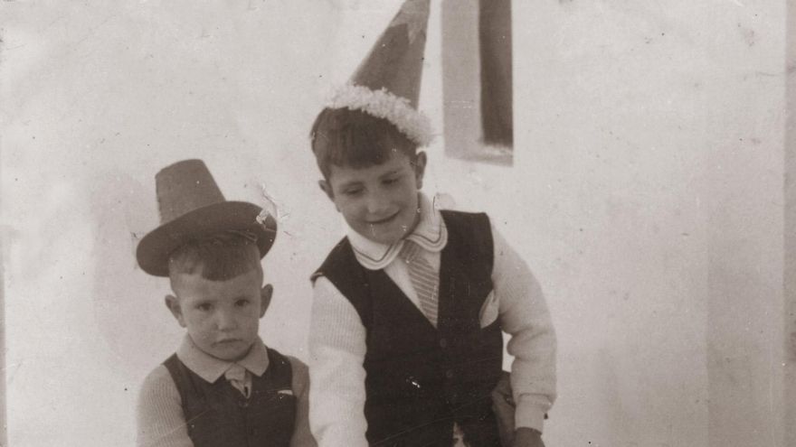 Niños disfrazados en carnaval. Años 70. El Provencio (Cuenca). Fondo Los Legados de la Tierra. Archivo de la Imagen de Castilla-La Mancha.