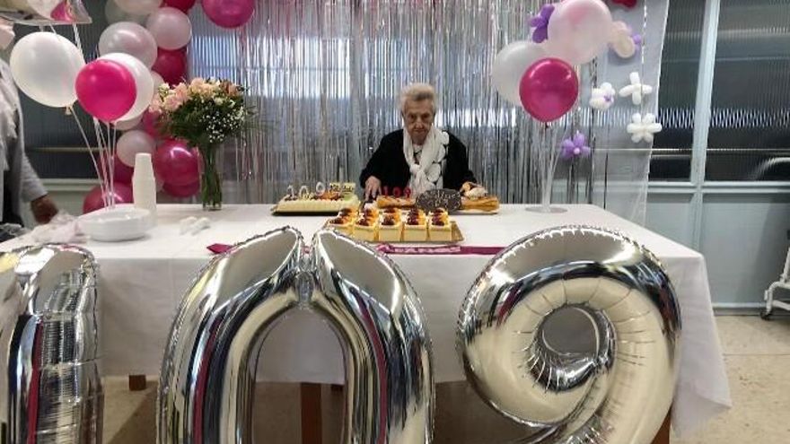 Ángeles de la Fuente soplando las velas en su 109 cumpleaños.
