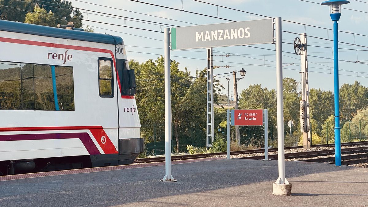 El tren de Renfe, a su llegada a Manzanos