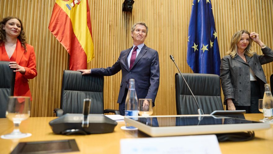 (I-D) La portavoz del PP en el Congreso, Ester Muñoz; el presidente del PP, Alberto Núñez Feijóo, y la portavoz del PP en el Senado, Alicia García, durante la reunión plenaria de los grupos parlamentarios del Partido Popular del Congreso y del Senado, a 8