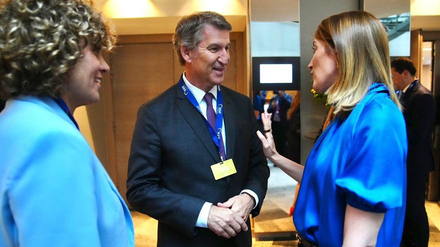 El líder del PP, Alberto Núñez Feijóo, conversa con la presidenta del Parlamento Europeo, Roberta Metsola, y la secretaria general del PPE, Dolors Montserrat, tras asistir a la cumbre del PPE en Bruselas.