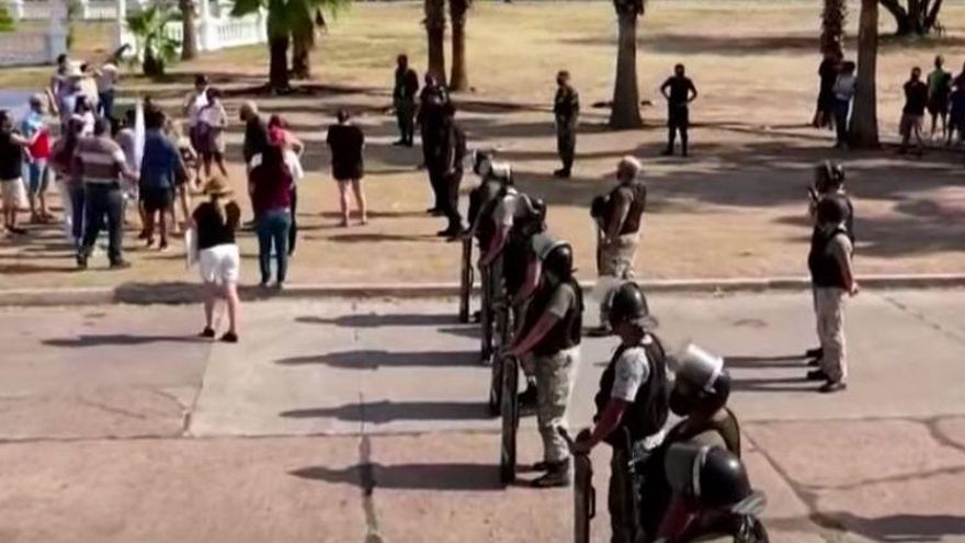 Familias separadas por un puente y un cordón policial. Es el límite entre Resistencia y Chaco.