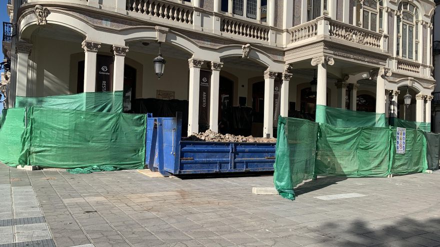 Obras de restauración en el porche del Gabinete Literario