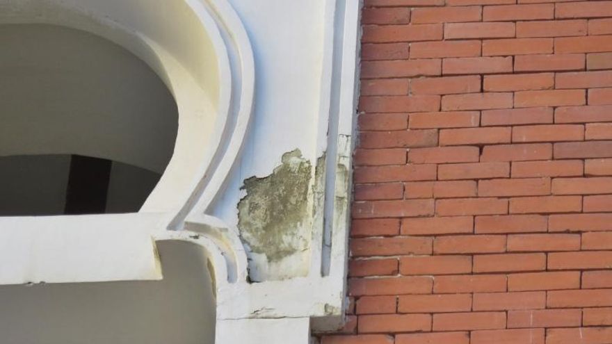 Uno de los desconchones causados por la humedad en el Beti Jai