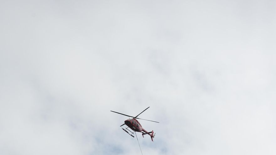 Australia usa helicópteros para llevar alimento a agricultores aislados tras inundaciones