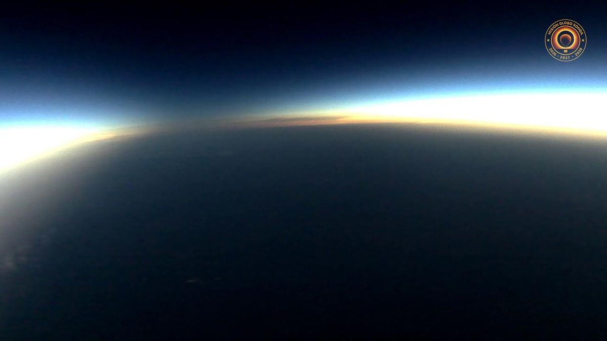 Otra imagen de la sombra de la Luna captada durante la totalidad del eclipse desde los globos estratosféricos.