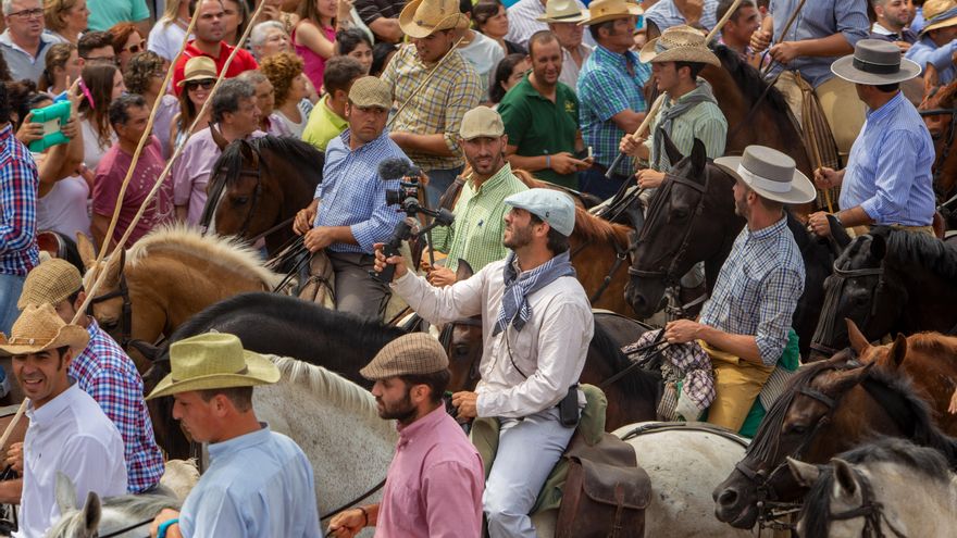 El cineasta Manu Trillo estrena su documental sobre los últimos vaqueros de Doñana